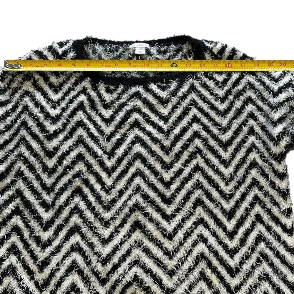 Womens Sweater Size Large Black White Fuzzy Zig Zag Casual Winter Wear